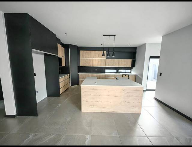 4 BEDROOM HOUSE FOR SALE IN MIDSTREAM HEIGHTS